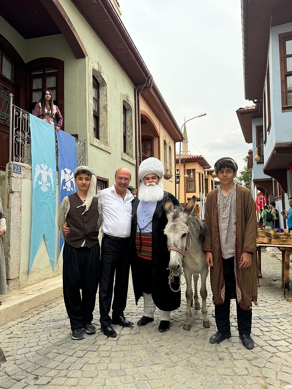 Türkiye'de Bir İlk; Mizah Yolu