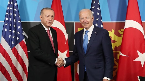 Erdoğan, "Siz ABD Başkanı Biden'ın kendisine yönelik 'çekil' baskısına karşı direneceğini düşünüyor musunuz? Bugün basın toplantısında cevap verdiniz ama Donald Trump'ı mı, Joe Biden'ı mı istersiniz?" sorusuna karşılık, "Ortada bir gerçek var, o da şu; her şeyden önce Biden zaten 'çekilmiyorum' dedi" ifadesini kullandı. ABD medyasının şu anda kimi nereye getireceğini bile açıklamaya başladığını belirten Erdoğan, "Her iki isim de ABD halkından ikinci dönem için destek talep ediyor. Amerikan halkı iki ismin de başkanlık dönemlerinde yaptıkları ya da yapamadıkları işleri tartıp bir karar verecek. Bu kararı bekleyip göreceğiz." diye konuştu.