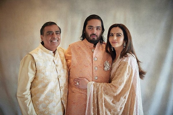 Anant Ambani ve Radhika Merchant'ın düğünü, Hindistan'ın en büyük ve en göz alıcı düğünlerinden biri olarak büyük bir ilgi ve heyecan yaratmış aylar süren kutlamalar Mumbai'de gerçekleşen törenle adeta bir lüks ve ihtişam şöleni olarak hafızalara kazınmıştı.