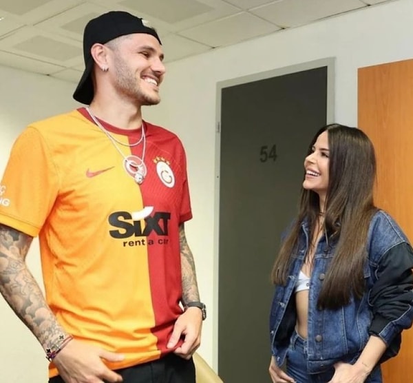 Simge Sağın, açıklamasında,"Yakışıklı şarkısı söylenecekse Icardi'ye söylenmeli. Gördüğüm en yakışıklı futbolculardan biri. Ona ne söylense yakışır." dedi.