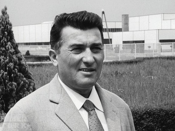 Ferruccio Lamborghini, 28 Nisan doğumlu bir Boğa burcuydu ve bu burcun getirdiği özelliklerle tanınıyordu: kararlılık, güçlü irade ve zengin duygusal yaşam. Lamborghini'nin otomobilleri de bu özellikleri yansıtacak şekilde tasarlanmıştı: güçlü, cesur ve etkileyici.