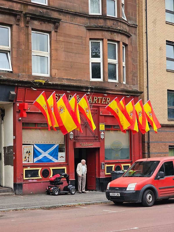 Tıpkı İngiltere gibi Birleşik Krallık'a bağlı olan İskoçya'nın Rangers'ıyla Celtic'iyle meşhur Glasgow şehrinde bir esnafın, dükkanının önüne İspanya bayrağı açması İngiltere basınında da kendine geniş yer buldu.