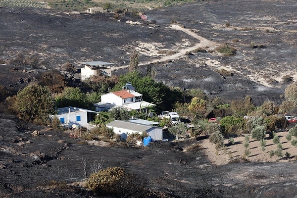 İzmir’in Çeşme ilçesi Delikli Koy mevkiinde 3 kişinin yaşamını yitirdiği orman yangını kontrol altına alındı. Bölgede incelemelerde bulunan İzmir Valisi Süleyman Elban şu açıklamaları yaptı: