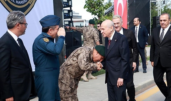 Ziyarete damga vuran olay, Özel Harekat Başkanı Süleyman Karadeniz’in MHP Genel Başkanı Devlet Bahçeli’nin elini öpmesi oldu.