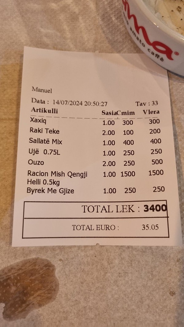 Adisyonda yarım kilo kırmızı et, rakı, cacık, salata, Arnavut böreği bulunuyor. Gelen hesap ise 3400 Arnavutluk Leki, yani 35 Euro. Bu da Türk Lirası olarak 1259 liraya yakın bir sayıya tekabül ediyor.