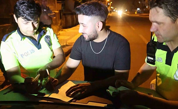 Sıklıkla gündeme gelen "alkollü sürücü ile polis imtihanı" repliklerini geride bırakan sürücü neşesiyle polis ekiplerini bile şaşırttı. Sürücüye alkollü araç kullanmaktan 6 bin 439 TL para cezası kesilirken araç olay yerine gelen bir arkadaşına teslim edildi.