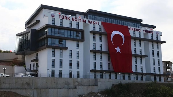 Türk Eğitim Vakfı (TEV) tarafından Çeşme Açık Hava Tiyatrosu’nda yardım gecesi düzenlendi.