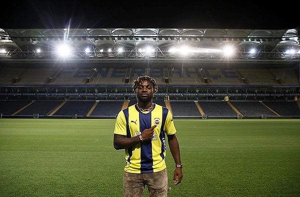 Fenerbahçe’nin kiralık olarak kadrosuna kattığı Allan Saint-Maximin, Türkiye kariyerine sosyal medyada hızlı başladı. Yıldız oyuncu, kendisine hatırlatılan 5 yıldızlı formayla ilgili çok konuşulan bir paylaşımda bulundu.