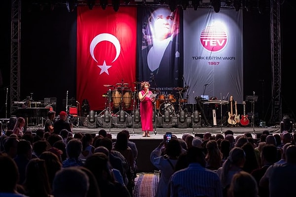 Türk Eğitim Vakfı'nın senelerdir sahnede Atatürk fotoğrafı ve Türk bayrağıyla düzenlediği yardım gecesinde sahne alması beklenen Despina Vandi, Atatürk'ü hazmedemeyince konserini iptal etti.