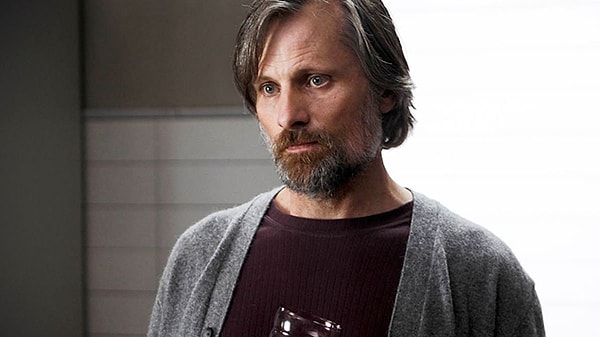 Viggo Mortensen bunun nedenini Vanity Fair'e verdiği bir röportajda itiraf etti. Mortensen yaptığı açıklamada bir filmde rol almayı seçerken bütçesinden çok filmin hikayesine odaklandığını dile getirdi.