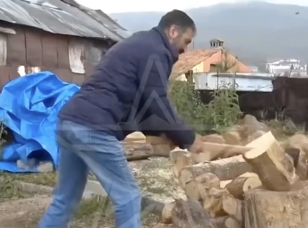 “Adana 44 dereceydi. Dışarıda montla geziyoruz. Burası da durulacak gibi değil!” diyen aile Temmuz ayında soba yakıyor.