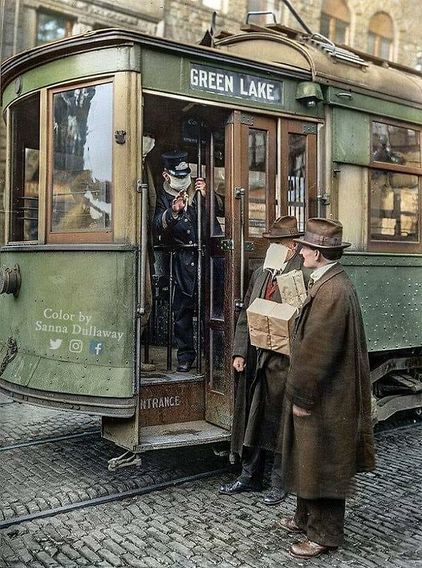 ABD'nin Seattle şehrinde bir tramvay kondüktörü 1918'deki İspanyol Gribi salgını sırasında yolcuların araca maskesiz binmesine izin vermiyor.