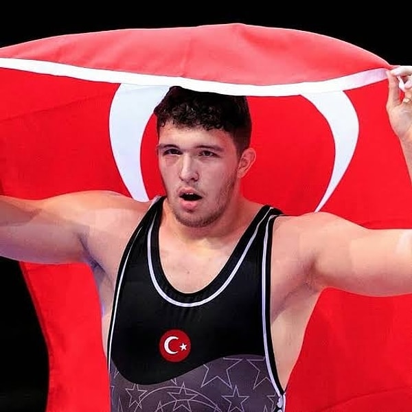 Olimpiyat kafilesinden geçtiğimiz günlerde çıkartılan Rıza Kayaalp'in yerine Paris'te Hamza Bakır'ın güreşeceği açıklanmıştı.