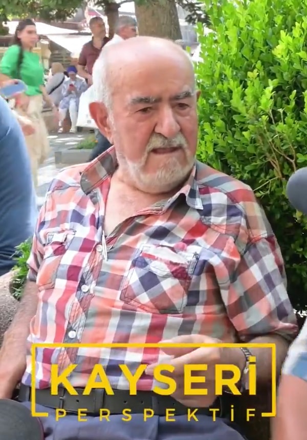 Ve “Bir ev kirası 10 milyar geriye kalanla ne yiyeceksin? Benim evim kira.” sözlerini dile getirdi. Ancak emekli vatandaş yanındaki kişiye de “Bunlar yalan.” dedi.