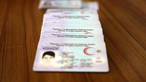 Türkiye Cumhuriyeti vatandaşlarının kimliklerini belirten TC kimlik numaraları, herkesin merak ettiği bir detaya sahip: Neden son hanesi çift sayıyla bitiyor?