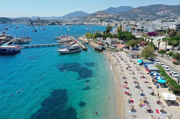 Türkiye’nin hatta dünyanın en popüler tatil destinasyonlarından biri olarak görülen Muğla’nın Bodrum ilçesi son günlerde yaşanan turist kaybı ile sık sık gündeme geliyor.