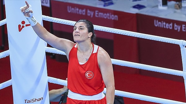 Tokyo 2020'de kadınlar 69 kiloda altın madalya kazanan Busenaz Sürmeneli, Türk boks tarihinde şampiyonluk yaşayan ilk kadın sporcu olmuştu.