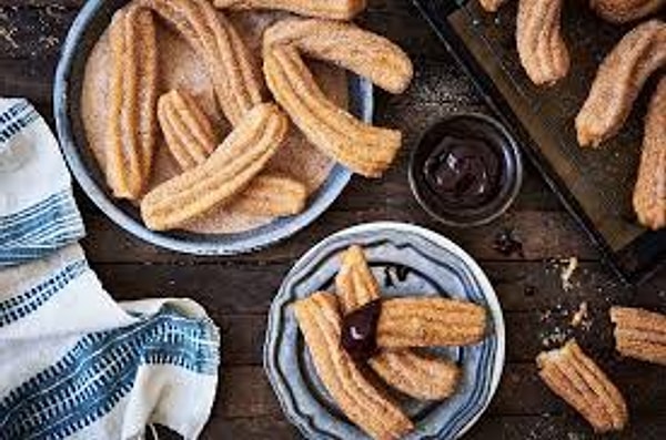 Churros, genellikle kahvaltıda champurrado, cafe con leche, sıcak çikolata ya da süt reçeline batırılarak yenilen bir tür kızarmış hamur tatlısıdır.