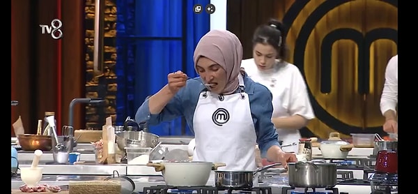 Kaşığı iki kez tencereye daldıran Ayşe'nin o anları MasterChef hesabından paylaşıldı. Yarışmacının dürüstçe yaptığını söylemesi de dikkat çekti.