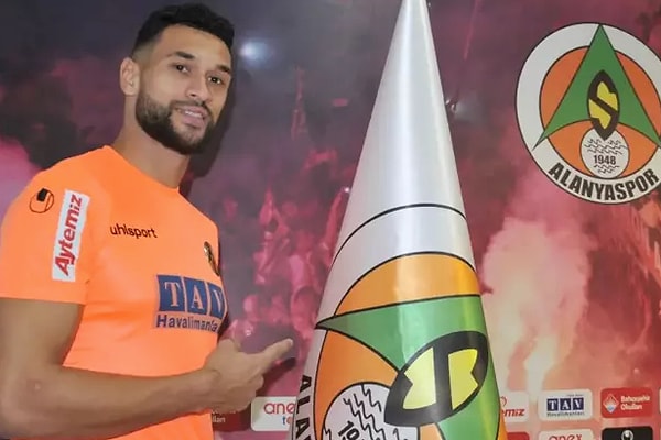 Steven Caulker, o dönem Alanyaspor'da teknik direktörlük yapan Sergen Yalçın ile karşılaşmasıyla başlayan Türkiye'ye geliş serüvenini anlattı.