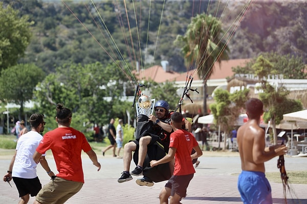 Teleferik ile 1700 metre yükseklikteki piste çıkarılan kupa paraşütle sahile kadar indirildi. Kupanın uçuşuna Galatasaray ve Türk bayraklı taraftarlar eşlik etti.