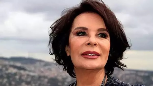 Hülya Koçyiğit ise Zeynep Bilgehan'a verdiği röportajda sinema oyunculuğu ve estetik ile ilgili konuştu. Koçyiğit, ''Sinema oyuncusu yüzüne müdahale yaptırmamalı. En çok korktuğum şey tipimin değişmesi. Kızım bir iki kere doktor karşısına oturttu, nasıl kaçtığımı bilmiyorum!'' dedi.