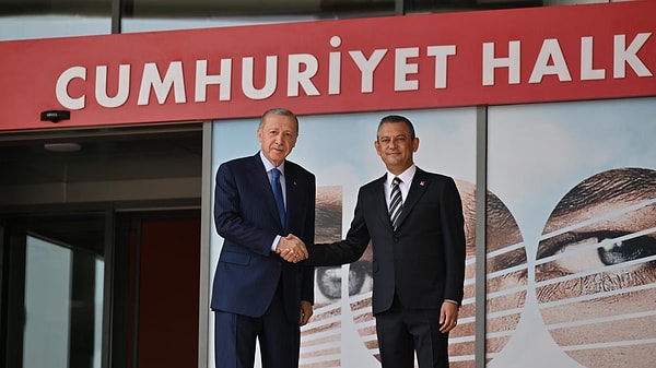 Ak Parti'nin 22 yıl önce birinci parti seçildiğini hatırlatan CHP lideri Özel, şöyle devam etti: "22'nci yılın sonunda biz birinci parti olduk. Bugün seçim olsa biz iktidarız. O yüzden ilk telefonu ben açtım, ilk ziyarete ben gittim."