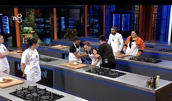 12. MasterChef Türkiye'de dün akşam bir yarışmacı zor anlar yaşadı. Aniden elden ayaktan kesilen yarışmacıyı arkadaşları tuttu. Danilo Şef yardımına koştu.