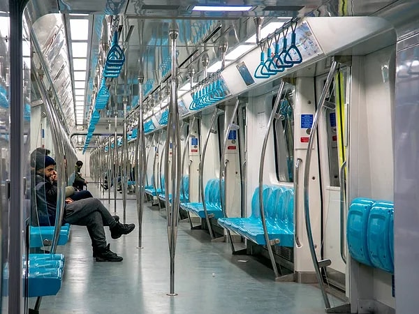 Kısacası metrolarda daha fazla ayakta durma alanı sunmak ve yolcuların kolayca hareket edebilmesini sağlamak daha pratik oluyor.