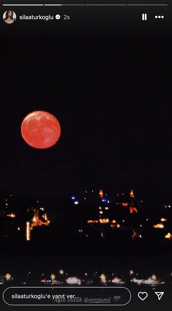 Sıla Türkoğlu, kırmızı dolunaya aşık oldu.