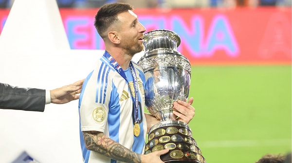 Geçtiğimiz hafta Copa America'yı kazanarak kariyerinde 45. kez şampiyonluk sevinci yaşayan Lionel Messi, bu kez futboluyla değil bir sosyal medya kullanıcısının paylaşımı ile gündeme geldi.