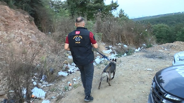 Olay yerine gelen polis ekipleri ağaçlık alanda bir erkek cesedi buldular. Detaylı incelemelerin ardından cesedin Ahmet Topuz'a ait olduğu tespit edildi.