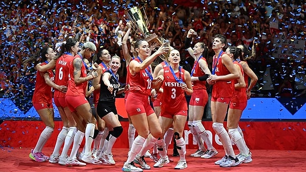 Filenin Sultanları'nda Paris 2024 geri sayımı hız kesmeden devam ediyor. Paris'ten yapılan canlı yayınlarda takımın antrenmanlardaki son durumu net bir şekilde voleybolseverlere aktarılıyor.