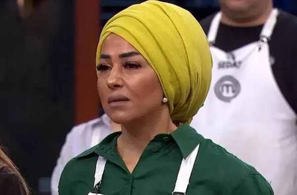 Bu dönemde MasterChef Esra'nın başarıları kadar tarzı da gündem olmuştu. Onu her zaman dikkat çeken makyajı ve kirpikleriyle biliyorduk.