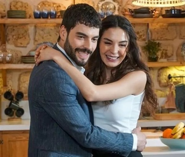 Acılı haliyle yürekleri dağlayan Akın Akınözü'nün yasını paylaşan ünlülerin arasında gözler elbette Hercai ekibi ve partneri Ebru Şahin'i aramıştı.