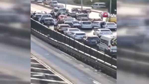 Zincirleme kaza sonrası E-5 Karayolu'nda trafik durma noktasına geldi. İHA'nın aktardığına göre, kazada 7 kişi yaralandı.