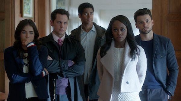 Peki son zamanların en popüler dizisi 'How to Get Away with Murder' ne anlatıyor? Peter Nowalk'ın yarattığı dizi, bir grup hırslı hukuk öğrencisiyle onların ceza savunma profesörlerinin hayatlarının gidişatını değiştiren bir cinayet davasına karışmasını konu alıyor.