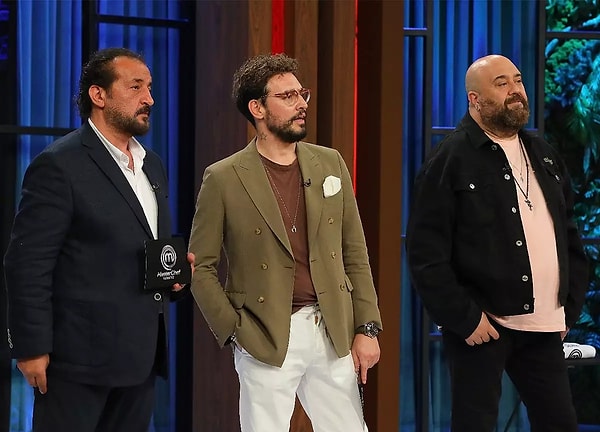 Dün akşam MasterChef'te final turu yapıldı. Şefler önce yaratıcılık yemeğinde Şirin ve Yudum'u sonra da Akın ve Enes'i yedeklere aldı.