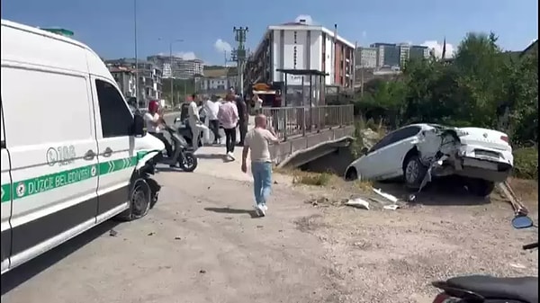 Park halindeki araca çarpan kişinin İngiliz vatandaşı olması sebebiyle Düzce Belediyesi'ne ait aracı nasıl kullandığı merak konusu olurken, kazayı yapan kişinin aynı zamanda Türk vatandaşı olduğu öğrenildi.