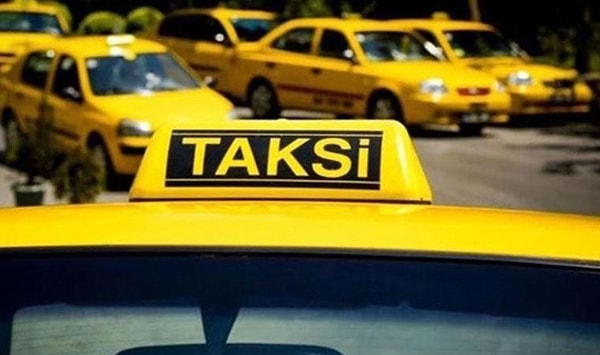 Taksi tarihine bir göz attığımızda, sarının trafikte kolayca görünür olması ve güven simgesi olarak kabul edilmesi gibi nedenlerle tercih edildiğini görüyoruz.