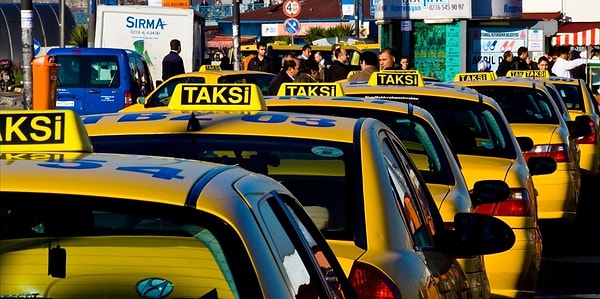 Sarı taksiler kalabalık arasında da, uzaktan da görülebiliyor, ayrıca sarı renk güven ve profesyonellikle ilişkilendirildiğinden yolcular şoförünü hiç tanımadıkları arabalara binseler de güvende olduklarını hissediyor.