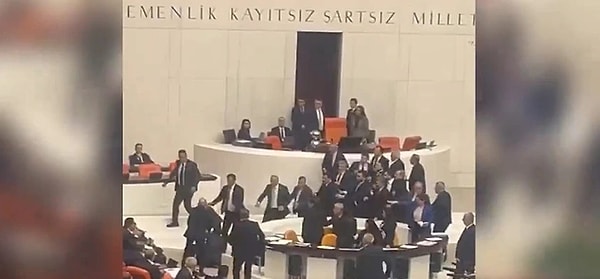 DEM Parti Mersin Milletvekili Ali Bozan, bugün TBMM’de yaptığı konuşmada “AK Parti hırsızlık yapıyor” ifadelerini kullanınca ortalık karıştı. AK Parti vekilleri Bozan’ın üzerine yürüdü ve Ali Bozan yere düştü. Olaylara Meclis polisi müdahale etti.