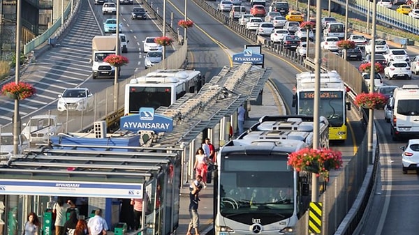 İstanbulkart tam 17.70 liradan 20 liraya, öğrenci 8.64 liradan 9.76 liraya, sosyal (öğretmen, 60 yaş) 12.67 liradan 14.32 liraya yükseldi.