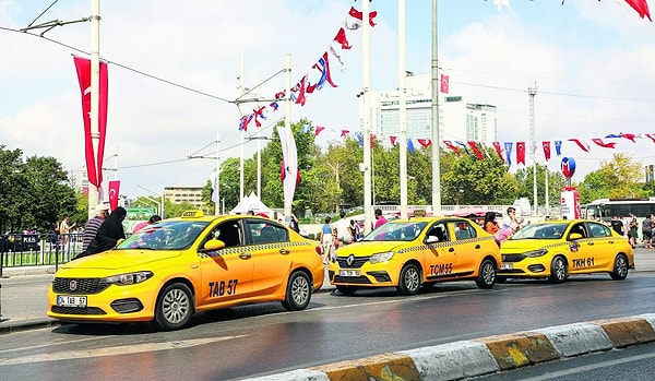 İstanbul’da yapılan son zam ile birlikte taksilerde indi-bindi ücreti 90 liradan 100 liraya, açılış ücreti ise 30 liraya yükseldi.