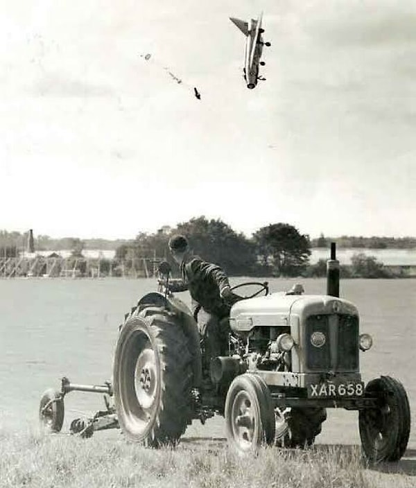 Uçak testçisi George Aird kendini düşen uçaktan son anda atarak ölmekten son anda kurtuldu, 1962.