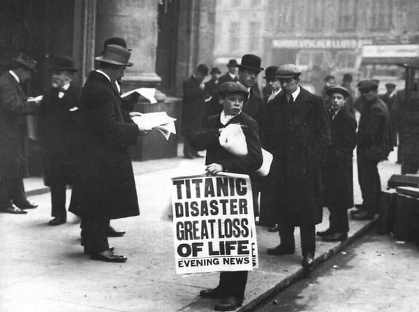 Titanic felaketinin duyulduğu gün elindeki gazeteleri satmaya çalışan bir çocuk, 1912.