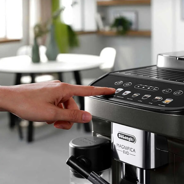 Delonghi Magnifica Evo otomatik espresso makinesi, tek tuşla kahve tarifleri için renkli simgeler içeren, kullanımı oldukça kolay soft touch dokunmatik ekranlı kontrol paneline sahip.