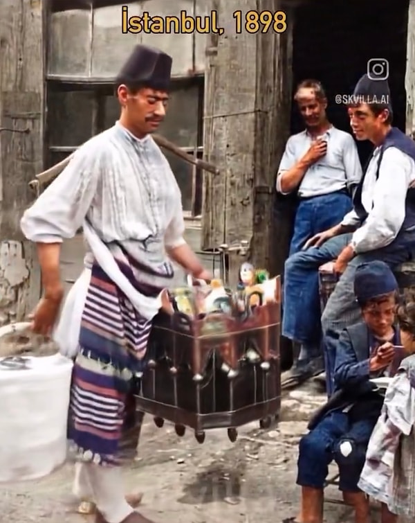 Videoda günümüze kıyasla daha az kalabalık olan İstanbul’un Tarabya, Eminönü, İstiklal Caddesi, Karaköy, Nuruosmaniye, Nusretiye Camii gibi lokasyonları yer alıyor.