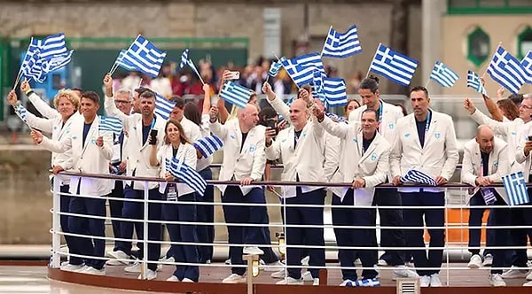 Olimpiyat kafilesinde ilk olarak geleneksel açıdan Olimpiyat'ı başlatan ülke olarak bilinen Yunanistan'ı izledik.