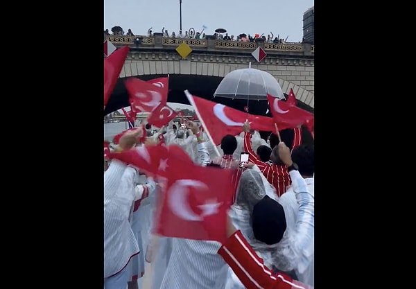 Milli sporcularımız da geçit töreninde yerini aldı.